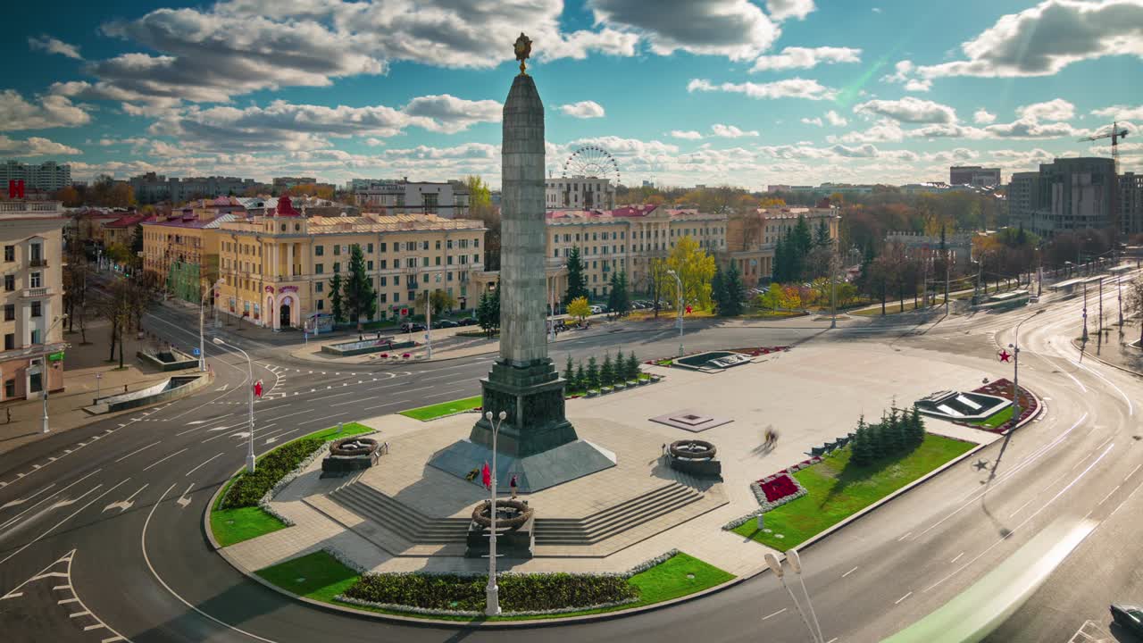 día soleado de verano la ciudad de minsk monumento a la victoria círculo de tráfico vista del techo 4k timelapse bielorrusia