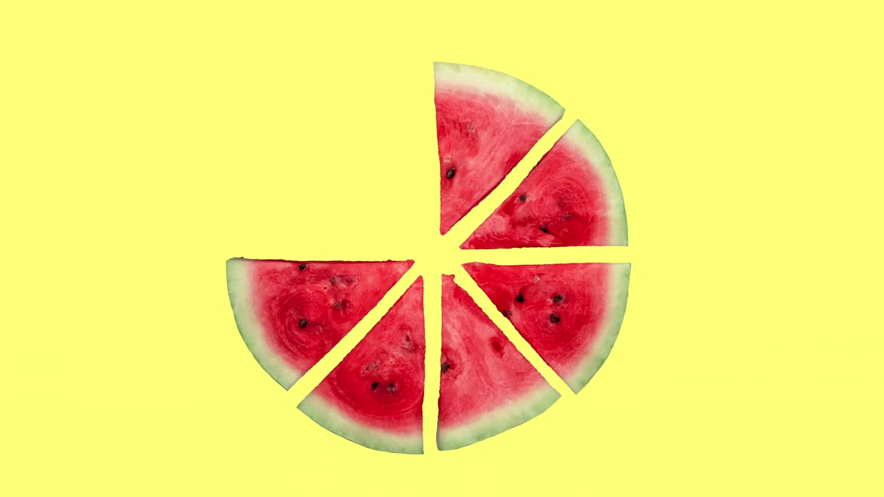 rebanadas de sandía animadas sobre un fondo amarillo. comida 3d realista. arte de diseño de movimiento creativo, concepto publicitario