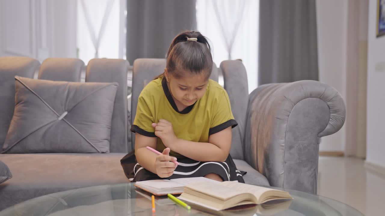 스트레스를 받고 짜증나는 인도 소녀는 공부하려고합니다.