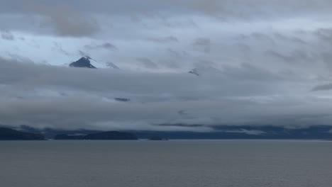 Nubes-Bajas-Y-Montañas-A-Lo-Largo-De-La-Escarpada-Costa-Salvaje-De-Alaska