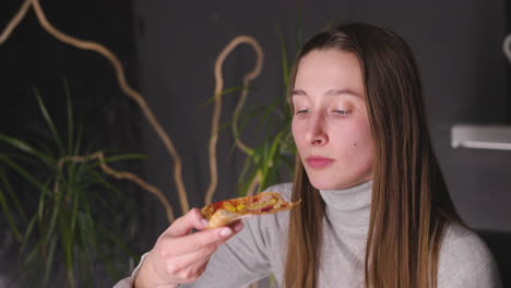 mujer hambrienta tomando un descanso y comiendo pizza sabrosa 1