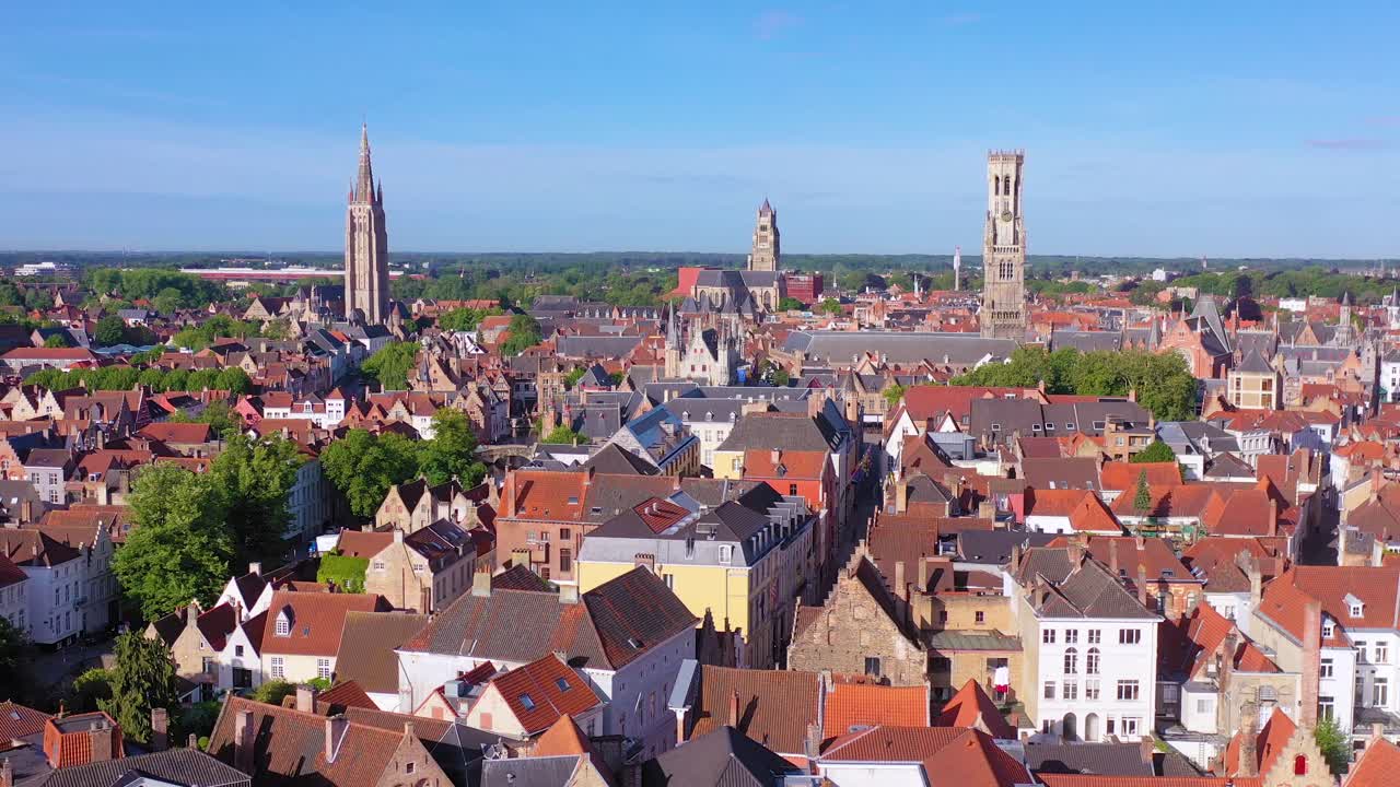 Bella veduta aerea d'insieme dello skyline di Bruges, Belgio, che include il Belfort di Bruges e altri punti di riferimento.