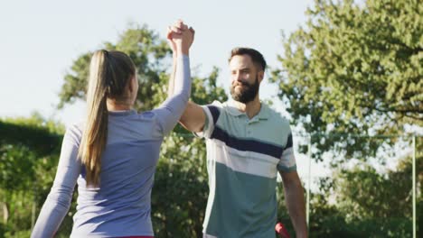 Video-De-Una-Feliz-Pareja-Caucásica-Abrazándose-En-La-Cancha.