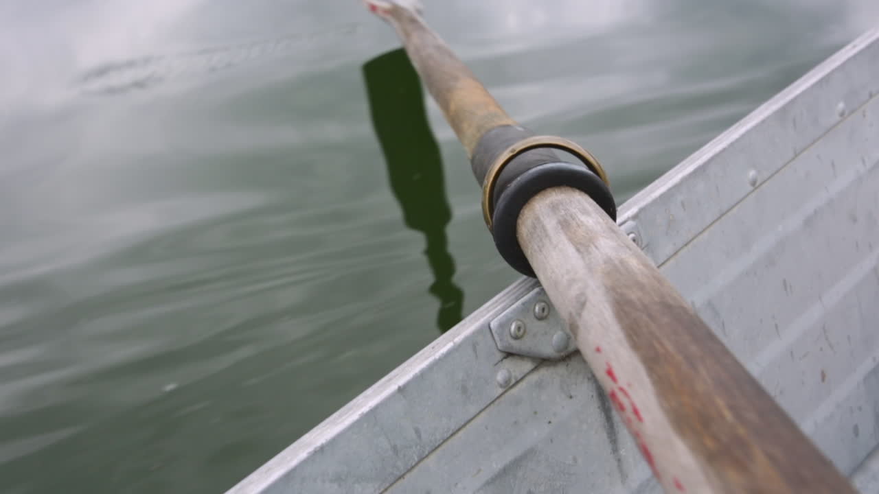 un remo rema un bote en cámara lenta