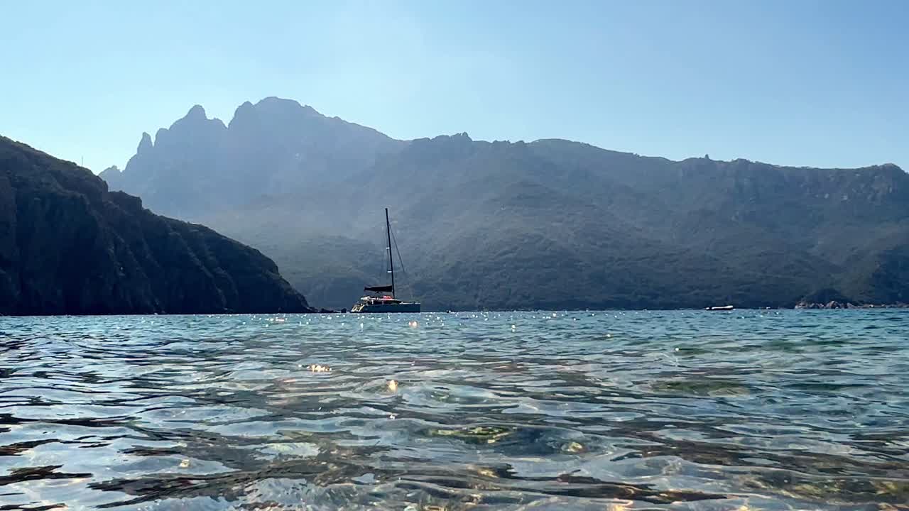 barco de lujo anclado en la playa de bussaglia en la isla de córcega, francia