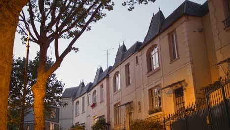 Blick-Bei-Sonnenuntergang-Auf-Die-Außenarchitektur-Des-Reihenhauses-Im-Pappeldorf-In-Der-Nähe-Von-Butte-aux-Cailles-Im-13.-Arrondissement,-Paris,-Frankreich