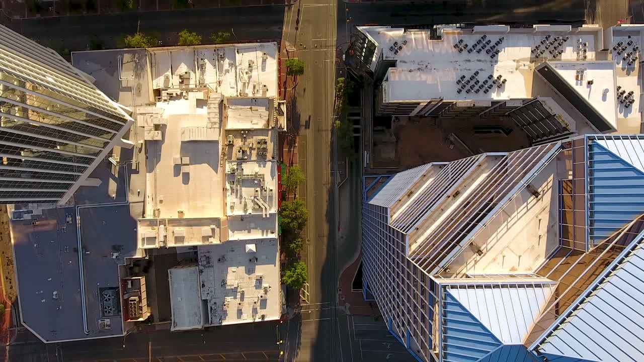 toma cinematográfica de ángulo descendente de calles en el centro de tucson, arizona