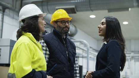 Alegre-Gerente-De-Proyecto-Estrechando-La-Mano-De-Los-Técnicos