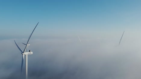 Nubes-Brumosas-Que-Envuelven-Las-Turbinas-Eólicas-Sobre-El-Cielo-Del-Amanecer.