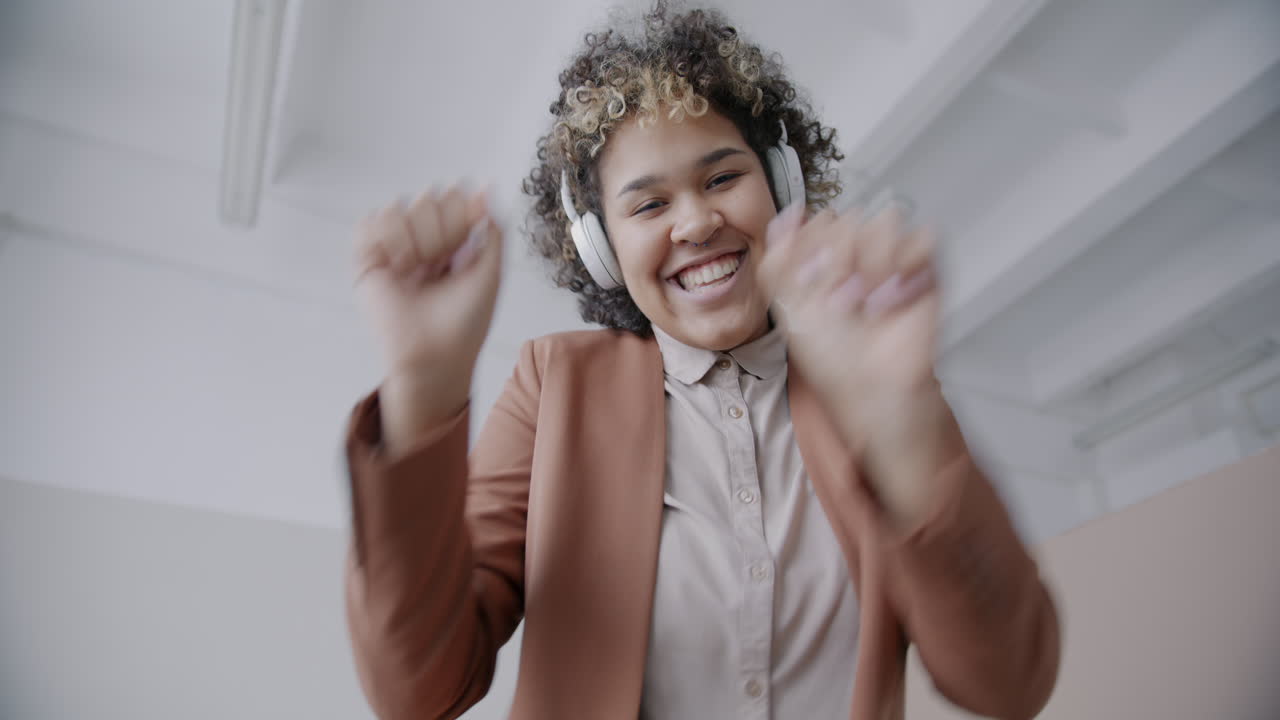mujer feliz bailando a la música