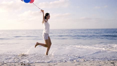 mujer feliz sosteniendo globos