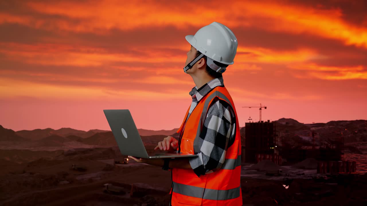 ingeniero de construcción al atardecer.