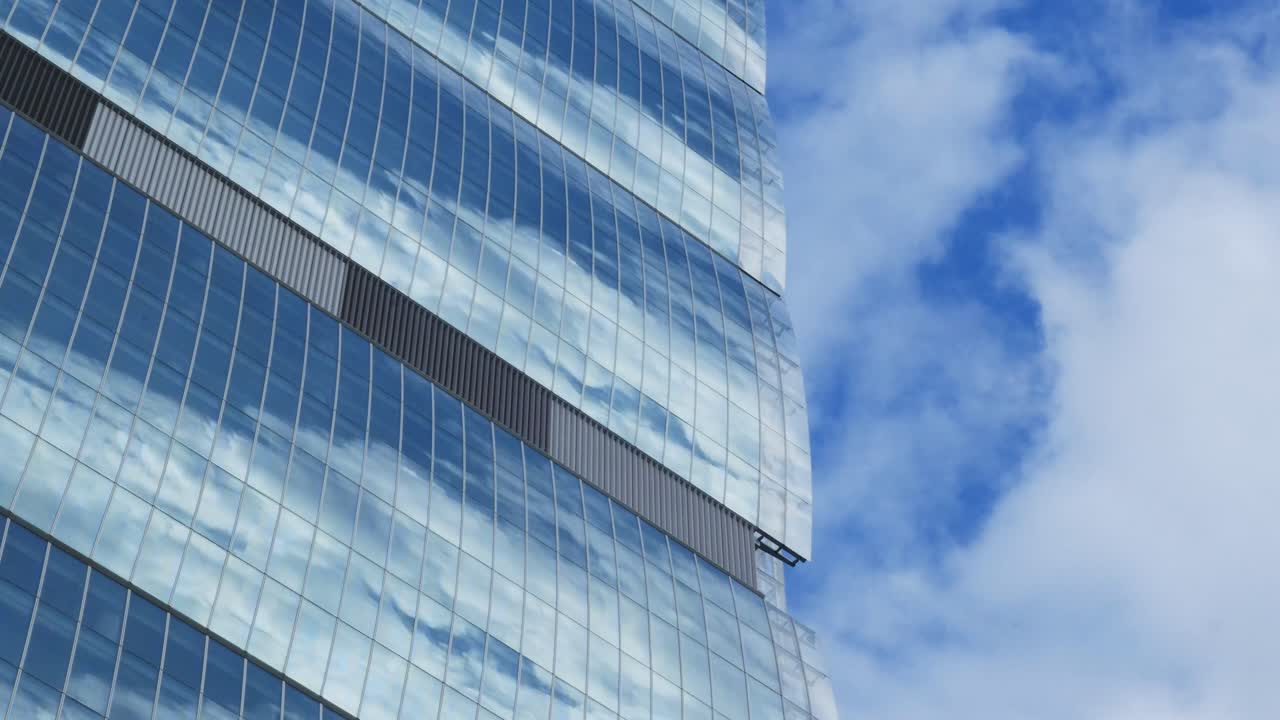 밀라노 도시, 알리안츠 타워, 천천히 지나가는 구름