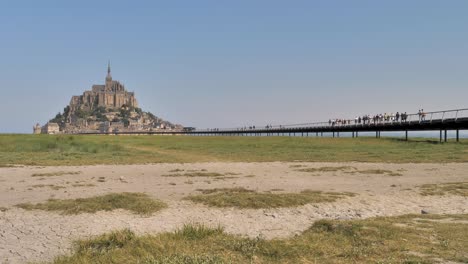 Blick-Auf-Die-Brücke-Und-Die-Mittelalterliche-Abtei-Von-Mont-Saint-Michel-In-Frankreich