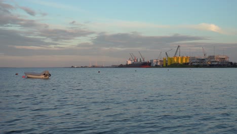 turbinas eólicas instalación industrial svnad en las orillas de aalborg