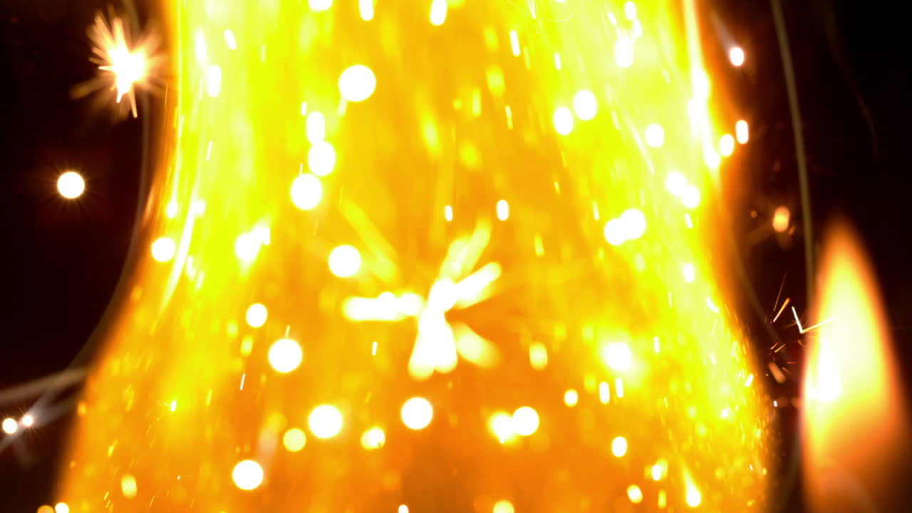 검은 바탕에 불꽃이 불고 있습니다.