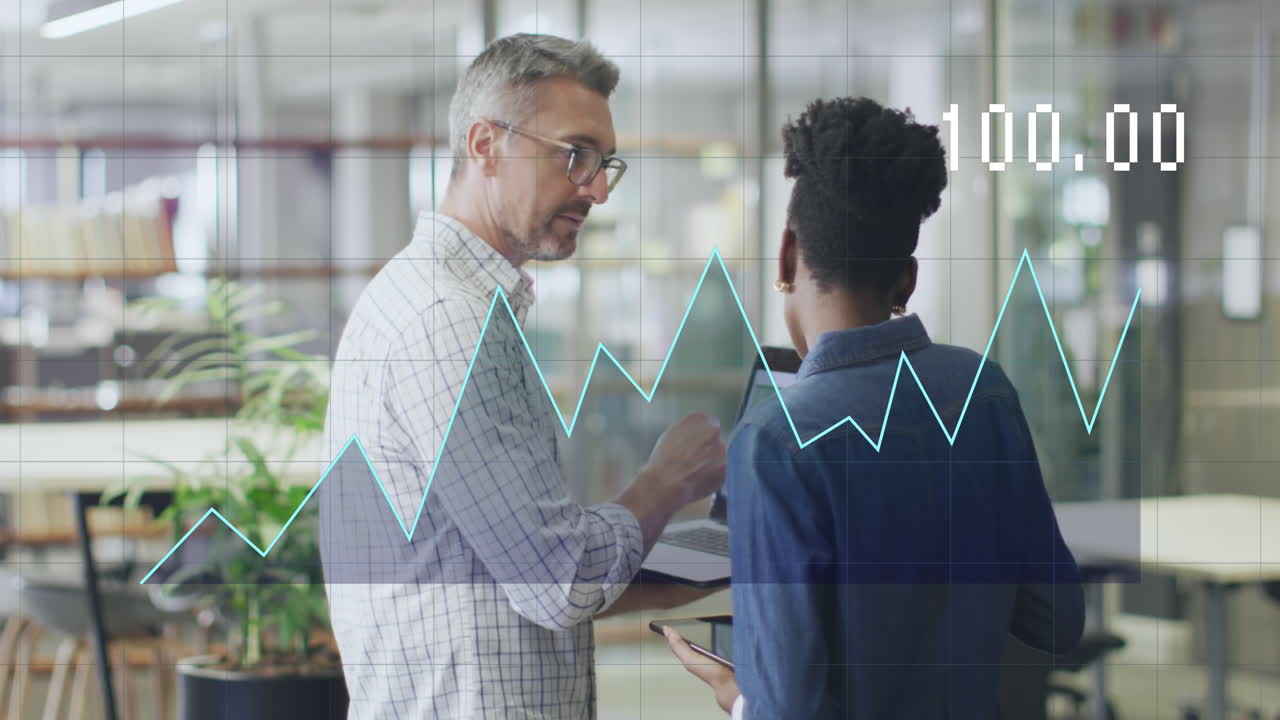 animación del procesamiento de datos sobre diversas personas de negocios en la oficina