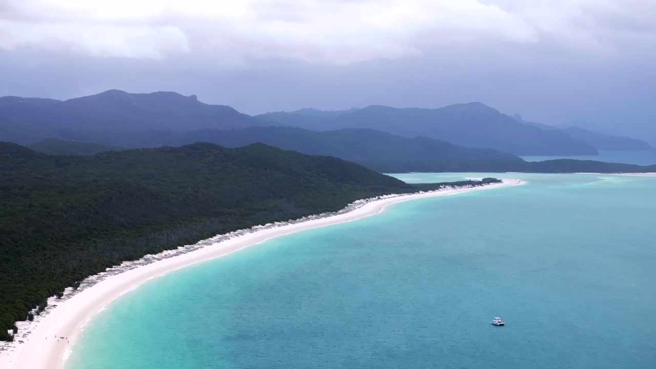 화이트헤이븐 비치 (whitehaven beach) 와 휘트산데이 섬 (whitsunday island) 에어리 드론 (airlie national park) 오스트레일리아 오스 드 (aus kld) 구름이 가득한 비가 내리는 요트 보트 (yacht boat) 푸른 하늘 외부 그레이트 배리어 리프 (great barrier reef) 은 파란색 르키즈