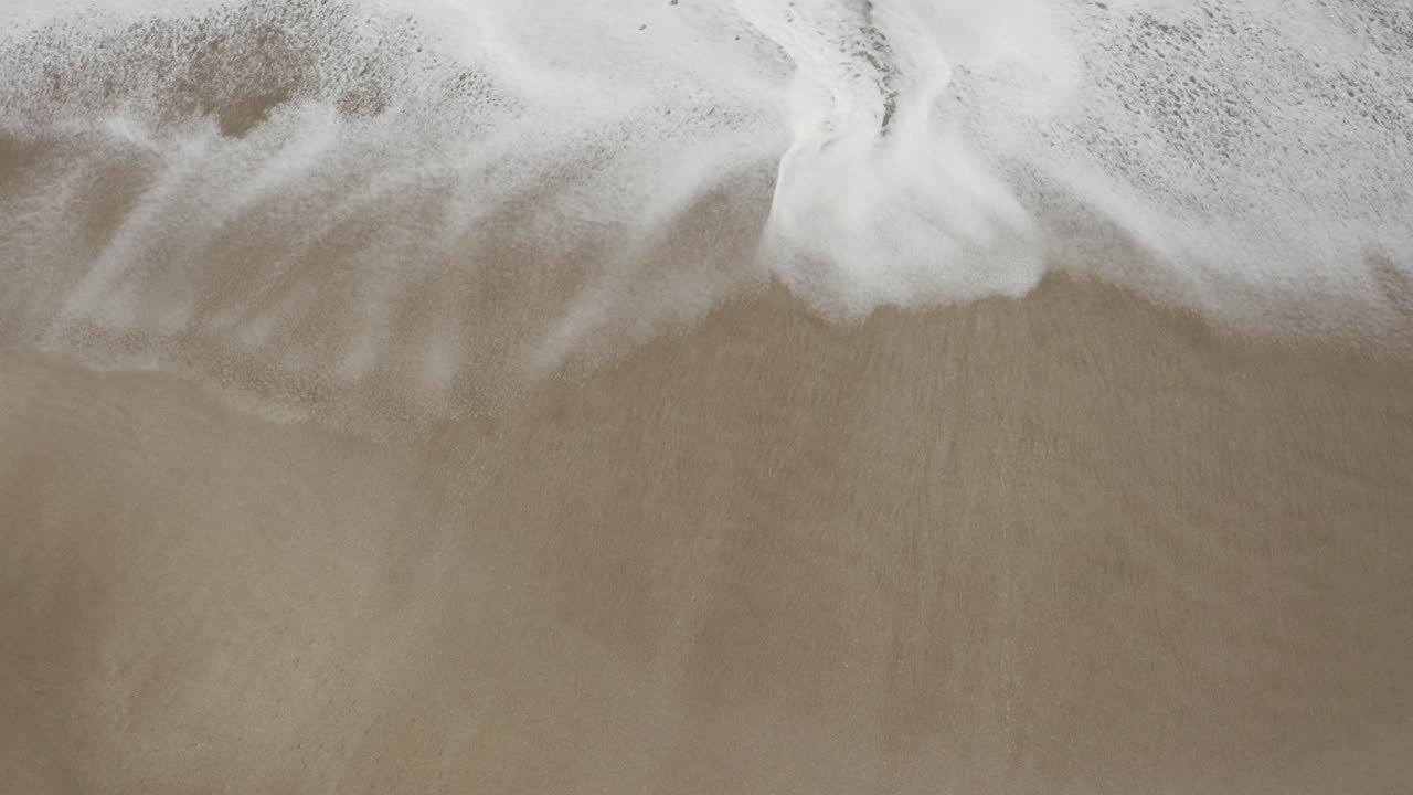 파란색과 청록색 거품이 있는 아라비아 바다의 파도