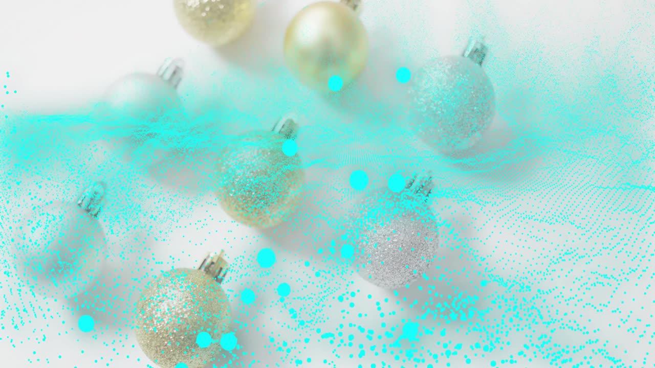 Nuvola di particelle color ottanio che si sposta verso destra, spazzando via gli addobbi, per poi disperdersi e rivelare una decorazione festiva.