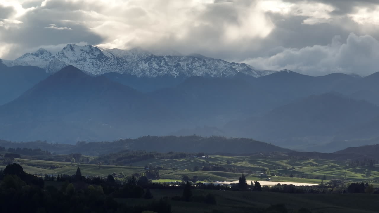tomada de avión no tripulado de la puesta de sol de la hora dorada sobre la cordillera nevada, tasmania nueva zelanda