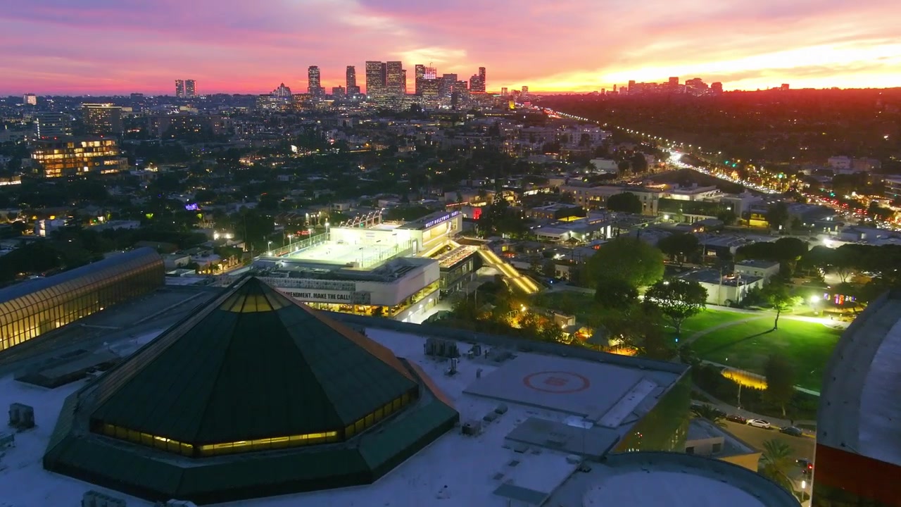 Scatto aereo | Pacific Design Center | Century City sullo sfondo | Illuminazione serale.