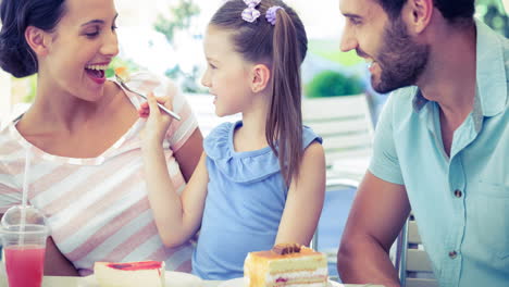 animación de una familia feliz comiendo al aire libre