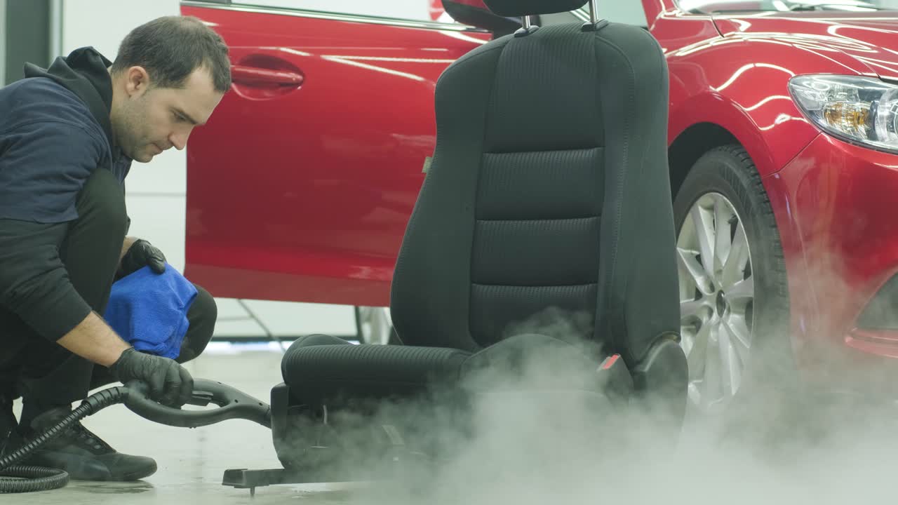 전문적인 자동차 청소. 샤워. 인테리어 세부 사항. 자동차 인테리어를 건조 청소 및 세부 사항; 깊은 좌석 청소; 자동차 세탁에서 거품을 는; 먼지에서 자동차 패널을 청소하는; 진공청소기