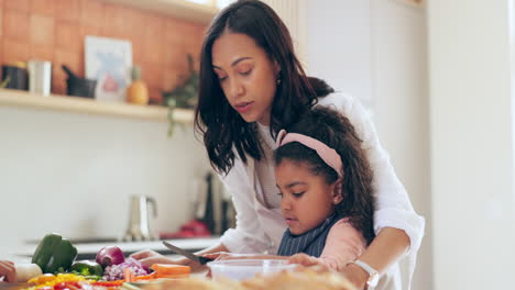 Familie,-Kinder-Und-Eine-Kochende-Mutter