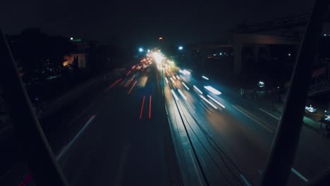 Timelaps-De-Una-Carretera-Muy-Transitada-En-La-Noche