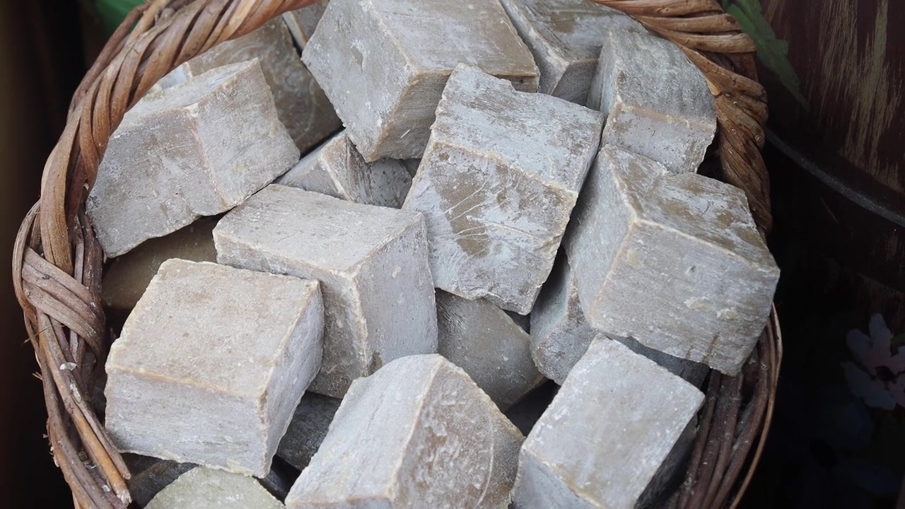 Saponette naturali fatte a mano in un cesto intrecciato