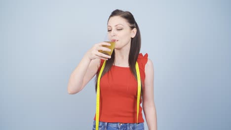 la persona que está a dieta y bebe jugo. alimentación saludable.