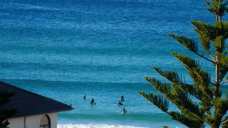 Muchos-Surfistas-Esperando-Olas-En-Un-Día-Soleado