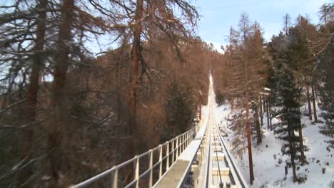 Zeitraffer-Pov-Von-Der-Vorderseite-Einer-Seilbahn-Auf-Einen-Schneebedeckten-Berg