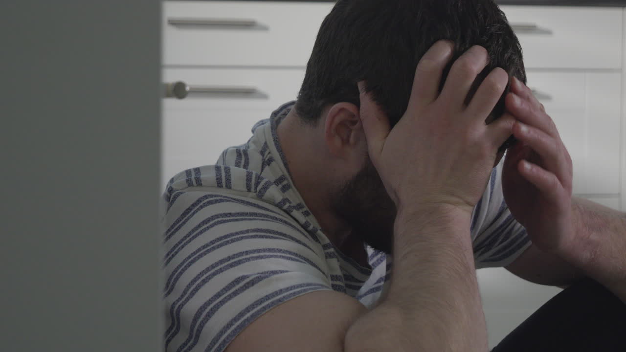 el hombre triste lucha con la depresión, tiro de carro