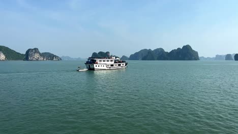 Barco-Basura-Tradicional-Navegando-En-La-Bahía-De-Halong-En-Un-Día-Soleado,-Vietnam