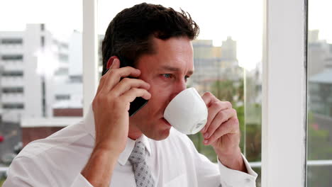 un hombre de negocios guapo hablando por teléfono.