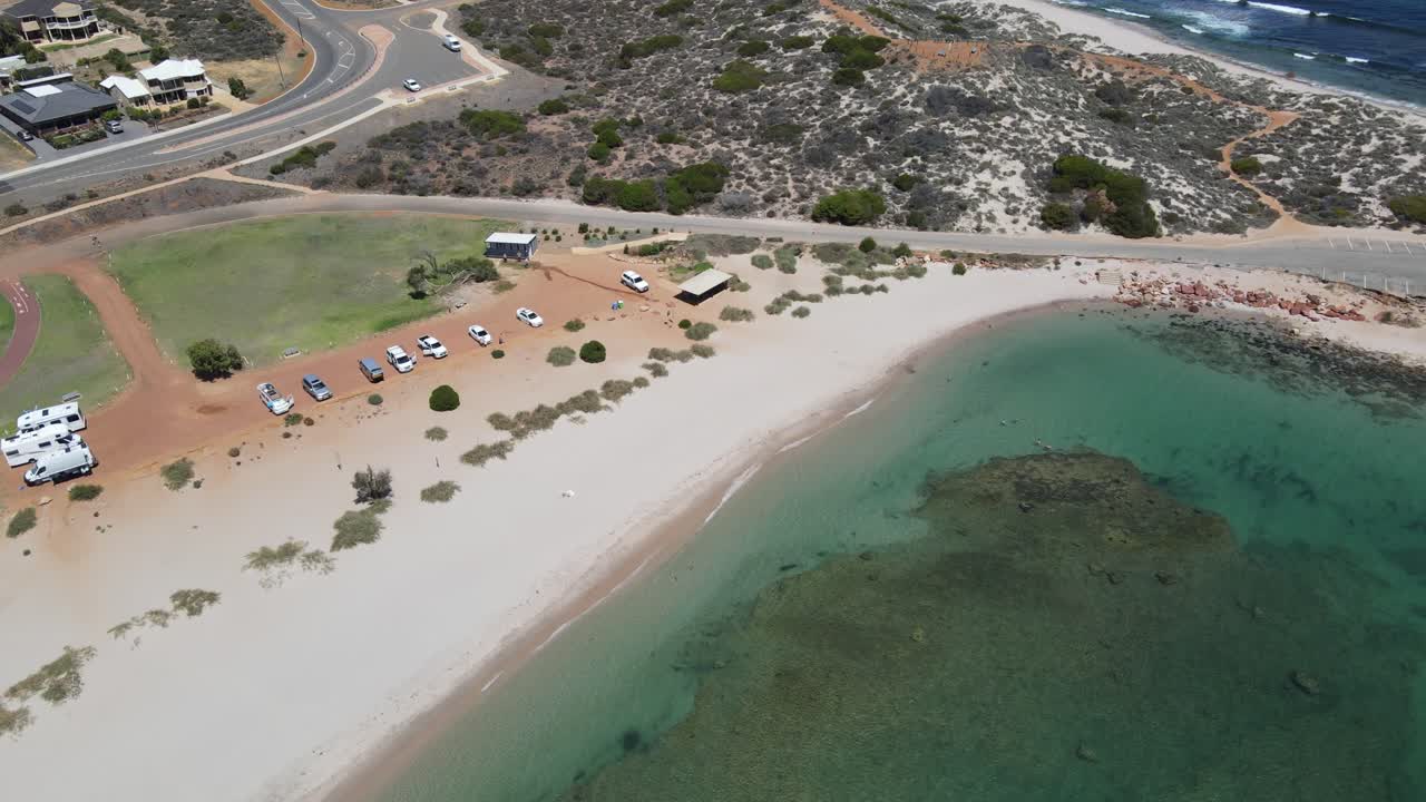 drone aérea panorámica sobre una laguna y el océano en un día soleado en kalbarri