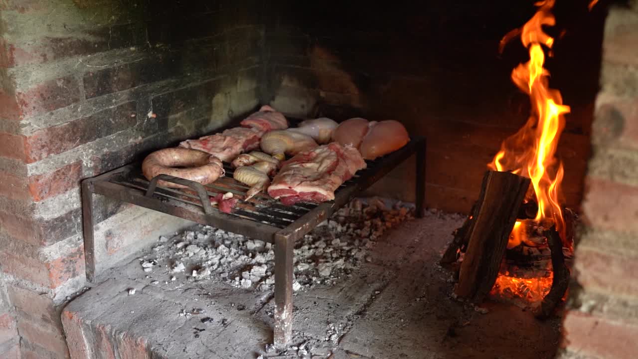 grigliare carne su braci ardenti - da vicino