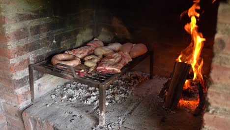 hornear carne en brasas ardientes - de cerca
