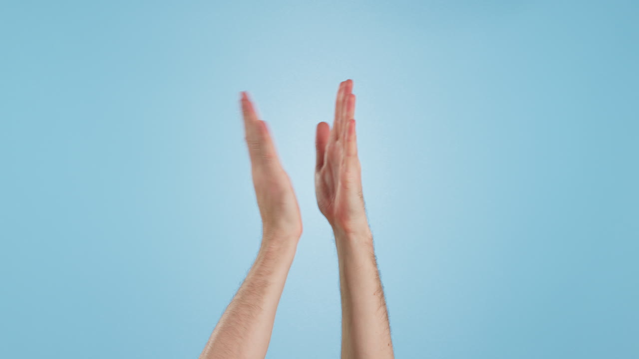 관객들의 박수갈채와 승리에 대한 지지