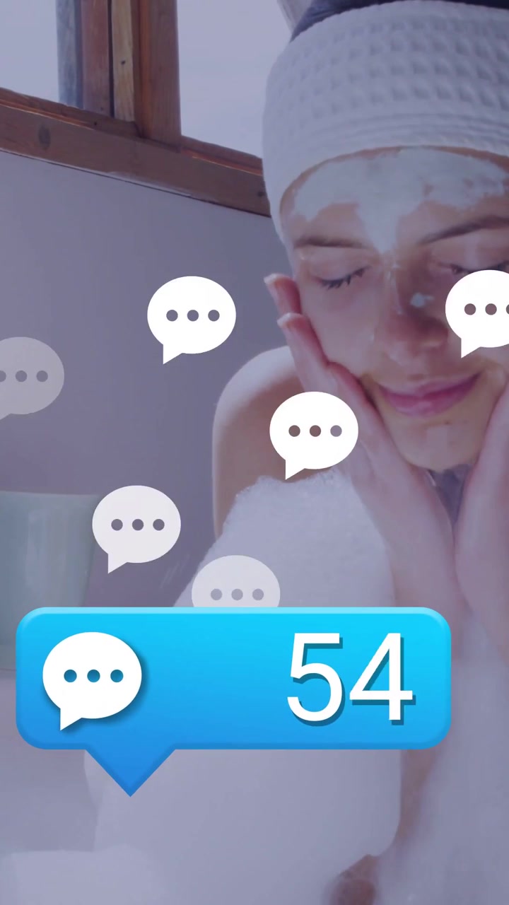 Video verticale: Donna che fa la skincare, sciacquando il viso e rimuovendo la schiuma, mentre un overlay di chat mostra un conteggio crescente.