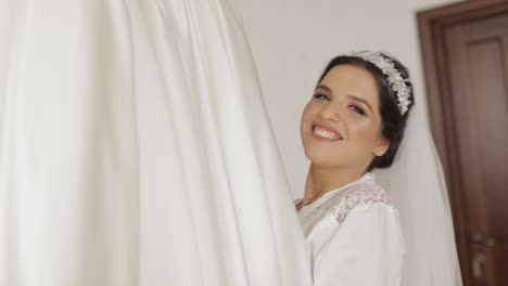 hermosa y encantadora novia en vestido de noche y velo corriendo a su vestido de novia