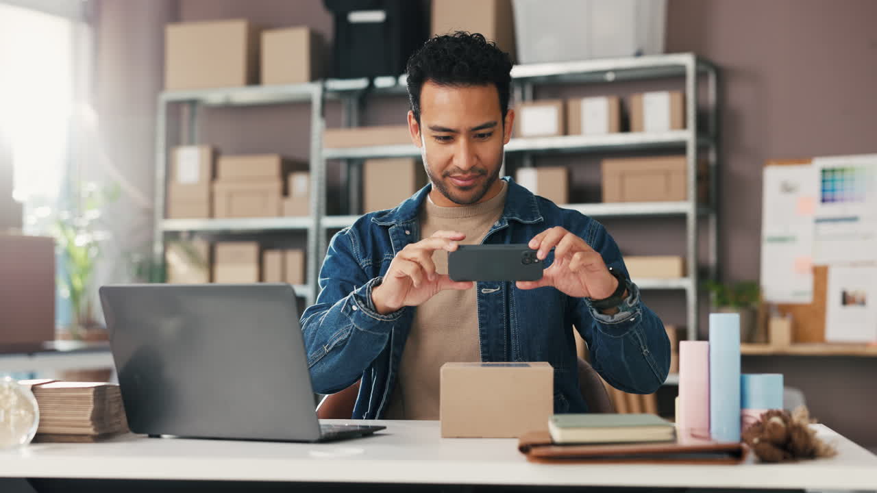 Giovane uomo fotografa prodotti e lavora al laptop per un'attività di e-commerce