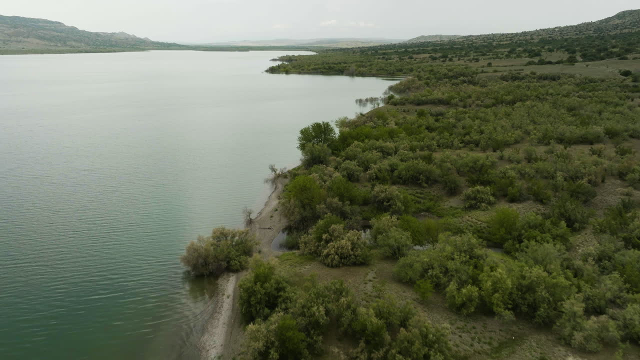 embalse de agua dalis mta litoral con vegetación arbustiva en georgia