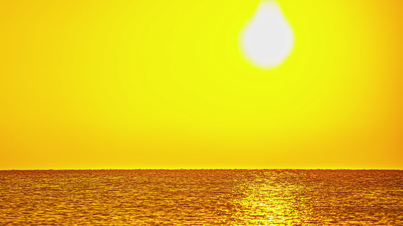 잔잔한 바다 위로 일출