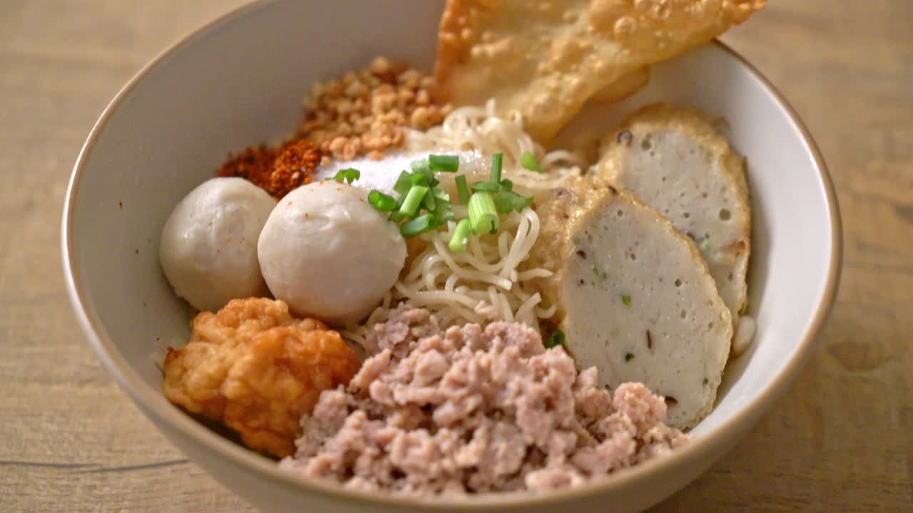 수프가 없는 생선 공과 새우 공을 곁들인 매운 계란 국수 - 아시아 음식 스타일