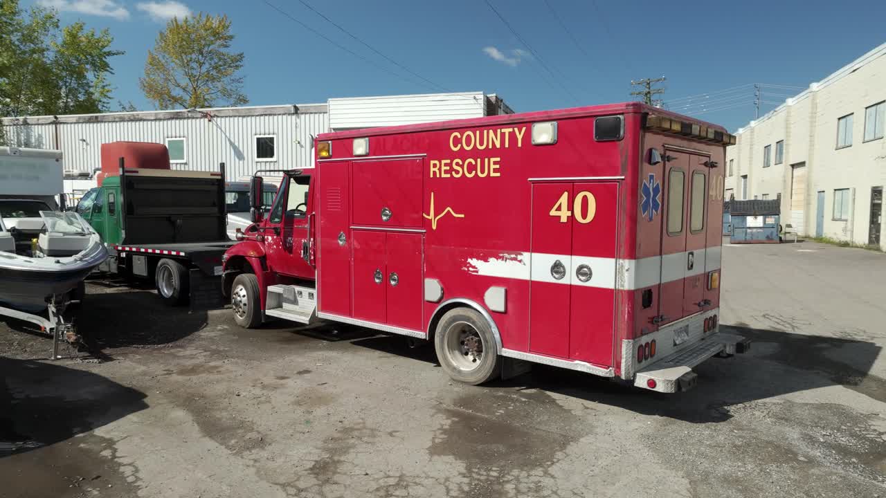 vista desde la parte trasera del vehículo de rescate paramédico del departamento de bomberos en el estacionamiento al aire libre