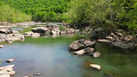 órbita aérea y la revelación de grandes rocas en el lecho del río, virginia occidental