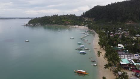 Playa-De-Itaytay-En-La-Bahía-De-Port-Barton-Con-Coloridos-Barcos-De-Pesca-En-El-Pueblo-Costero,-Filipinas
